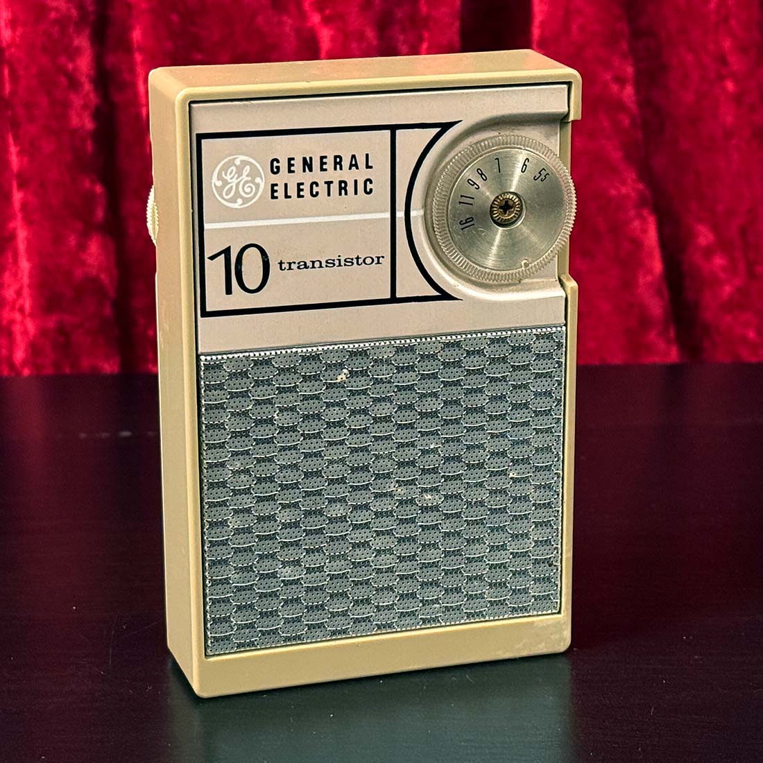 Blah General Electric US-made transistor radio at www.collectornet.net/radio/pocket